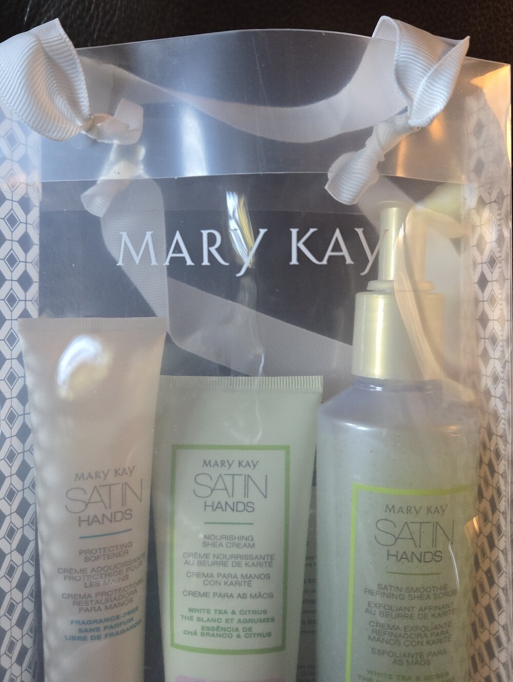 Brand New!! Mary Kay Satin Hands Set